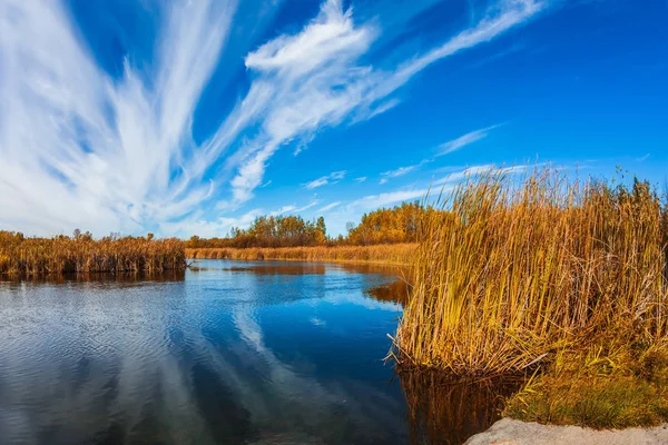 Cirrusmoln Återspeglar Winnipeg River Gamla Pinawa Dam Park Kanada — Stockfoto