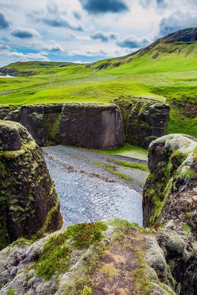 Szybki Rzeki Lodowatego Wody Płynącej Wśród Klifów Fyadrarglyufur Islandia — Zdjęcie stockowe