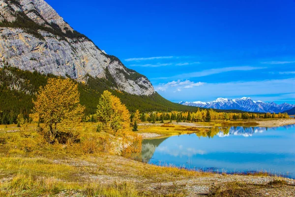 Rocky Mountains Weerspiegelen Duidelijk Turkoois Water Van Abraham Lake Canada — Stockfoto