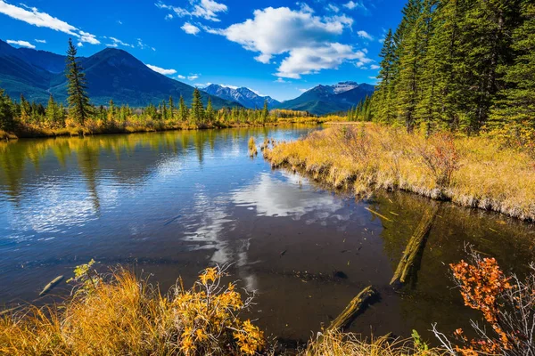 Flacher Zinnoberroter See Umgeben Von Wäldern Und Bergen Kanada — Stockfoto