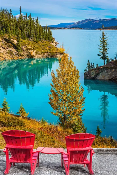 Zwei Rote Komfortable Liegestühle Abraham Lake Mit Türkisfarbenem Wasser Kanada — Stockfoto