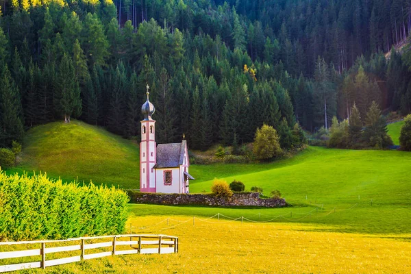 圣玛丽拉大教堂和钟楼在一个山谷 蒂罗尔 意大利 — 图库照片