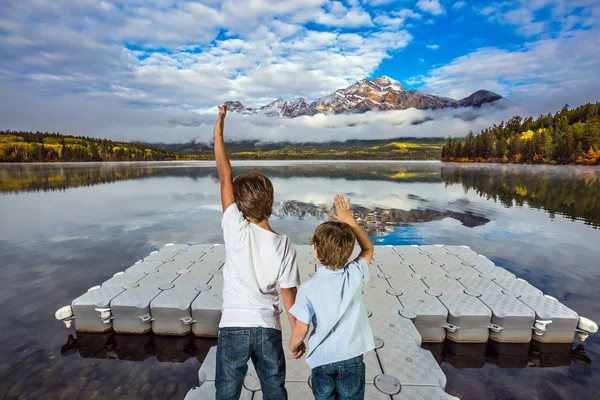 Two Boys Standing Plastic Dock Motor Boats — Stock Photo, Image