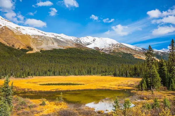 Berge Und Malerische Wolken Die Sich Wasser Spiegeln Kanada — Stockfoto