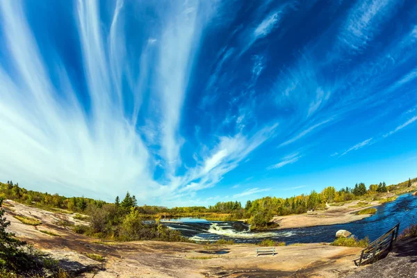 Dun Vliegende Cirruswolken Smalle Ruwe Winnipeg River Oude Pinawa Dam — Stockfoto