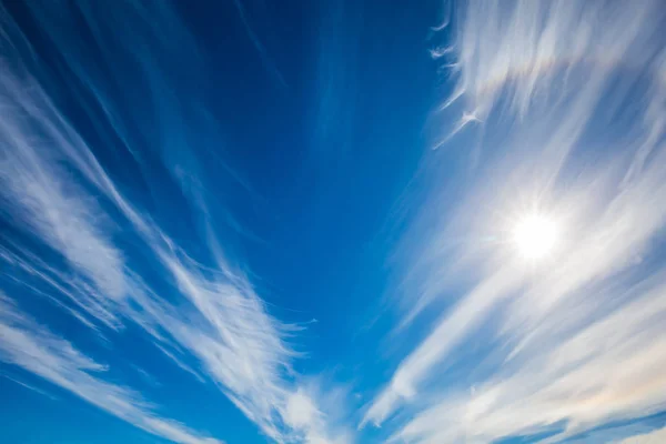 Otroliga Cirrusmoln Och Sol Blå Himmel — Stockfoto