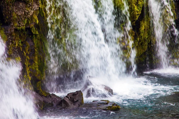 Aan Voet Van Berg Kirkjoufell Valt Trapsgewijze Kirkjoufellfoss Ijsland — Stockfoto