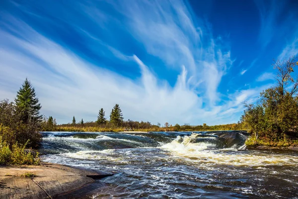 Köpük su rapiding pürüzsüz taş çekici Nehri, eski Canada Barajı il Heritage Park, Amerika Birleşik Devletleri.