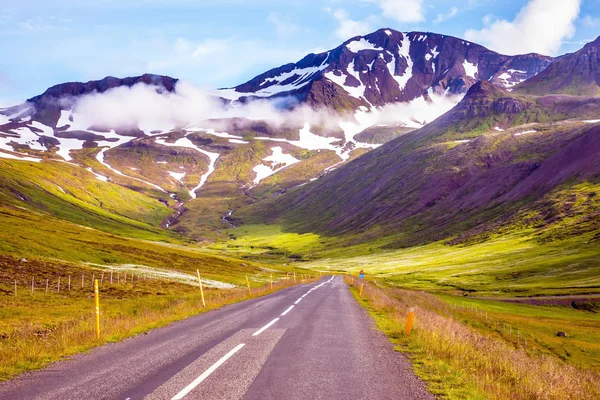 Rhyolitic dağlar, İzlanda kar arasında boş yol kaplı