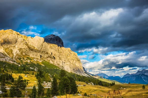 Viaggiare Nelle Dolomiti Autunno — Foto Stock