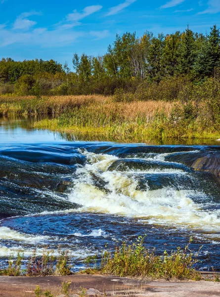 Köpük su rapiding pürüzsüz taş çekici Nehri, eski Canada Barajı il Heritage Park, Amerika Birleşik Devletleri.
