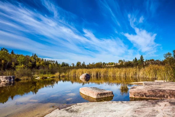 Cirrus Felhők Tükröző Winnipeg Folyó Régi Pinawa Gát Park Amerikai — Stock Fotó