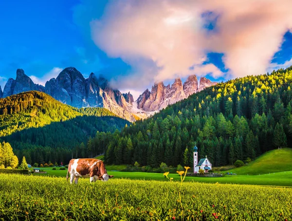 Híres Szent Mária Magdolna Bell Tower Hegyi Völgyben Tirol Olaszország — Stock Fotó