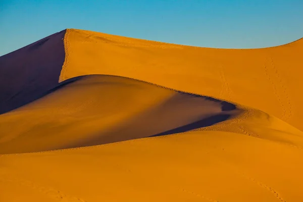 死の谷 カリフォルニア 米国でオレンジ色の砂丘の柔らかな曲線 — ストック写真
