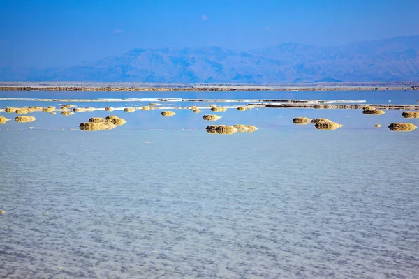 Mělké Moře Pokryté Odpařená Sůl Mrtvé Moře Izrael — Stock fotografie
