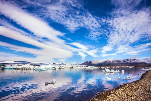 Nuvens Magicamente Refletindo Águas Lisas Lagoa Jokulsarlon Islândia — Fotografia de Stock