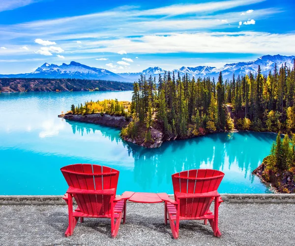 Dvě Červené Pohodlná Lehátka Abraham Jezero Tyrkysovou Vodou Kanada — Stock fotografie