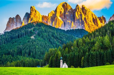 Muhteşem tırtıklı kayalıklarla Dolomites, Tirol, İtalya.