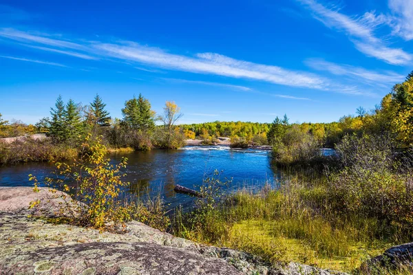  Ekolojik ve eğlence turizmi kavramı. Eski Canada Barajı il Heritage Park. Sıcak sessiz gün. Sarı sonbahar çimleri Winnipeg nehre yansıtılır