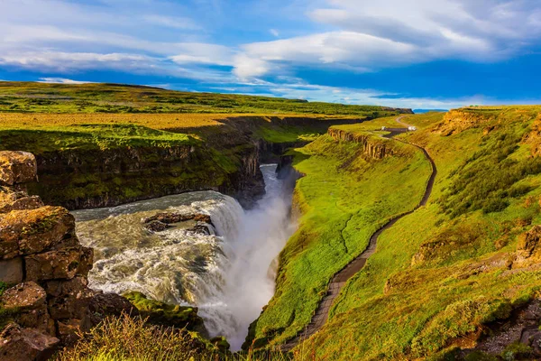 晴れた夏の日 水の巨大な塊は 狭い峡谷にダウン クラッシュします アイスランド グトルフォスの最も美しい滝 極端なと Phototourism の概念 — ストック写真
