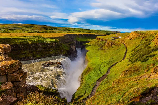 Journée Ensoleillée Été Énormes Masses Eau Écrasent Dans Une Gorge — Photo