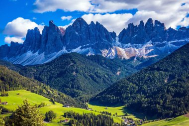 Odle dağ zirveleri Alpin çayırlar Vadisi'nin kuşatır. Dolomites, Val de Funes Vadisi. Güzel bir güneşli gün Doğa Park Puez-Odle içinde