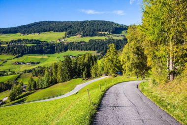  Ormanlık dağlar Alpin çayırlar tarafından çevrili. Yolun Val de Funes iner. Dolomites'in sonbaharda. Ekolojik turizm kavramı