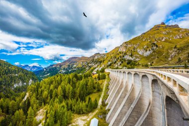  Dağ gölü Lago di Fedaia, Dolomites. Güçlü Baraj Gölü engelledi. Ekolojik ve aşırı Turizm kavramı