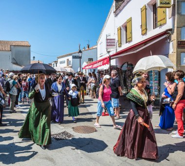 Gönderilen-Mari-de-la-Mer, Provence, Fransa-25 Mayıs 2015. Dini bayram Provence kutsal Maries onuruna. Kadın vintage elbiseler ve şemsiye ile. Etnografik Turizm kavramı