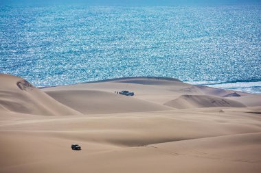  Güzel ve tehlikeli jeep - safari üzerinden büyük kumulları okyanus kıyısında. Atlantic coast Namibya, Güney Afrika. Egzotik ve aşırı Turları kavramı