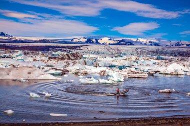 Motorbot bir cankurtaran kırmızı ceketli ile. Bulutlar ve buz Lagoon Jokulsarlon, ıslandı. Kuzey aşırı Turizm kavramı