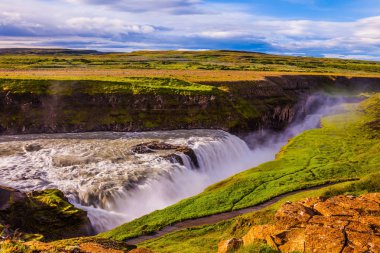 Güneşli bir yaz gününde rengarenk tundralar. İzlanda 'nın en güzel şelalesi Hvitau Nehri' ndeki Gullfoss. Ekstrem ve fototürizm kavramı