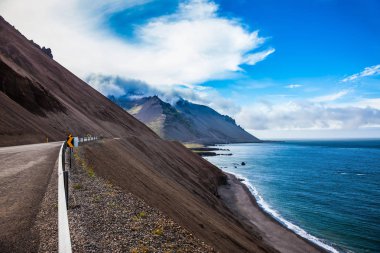Atlantik kıyısında İzlanda'daki ana karayolu. Aşırı Kuzey turizm kavramı. Yaz tur Kuzey ülkeleri içinde