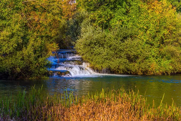 Kroatien Slunj Charmig Turistort Floden Korana Cascade Vattenfall Upplyst Solnedgången — Stockfoto