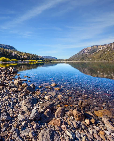  Sığ göl bir çakıl taşlı yatak. Arjantin pitoresk yaz. Egzotik ve aşırı Turizm kavramı