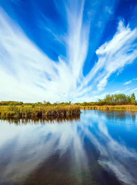 Sirrusskyer Reflekteres Winnipeg Elven Begrepet Økologisk Turisme Fritidsturisme Indiansk Sommer – stockfoto