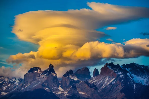 Kumuluswolken Den Strahlen Des Sonnenuntergangs Die Klippen Von Los Cuernos — Stockfoto