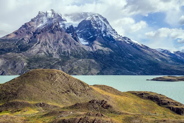 国立公園トーレスデル ペイン 強い風のドライブ重い灰色の雲 紺碧の湖 Pehoe Kuernos 間岩します アクティブな観光の概念 チリ旅行します — ストック写真