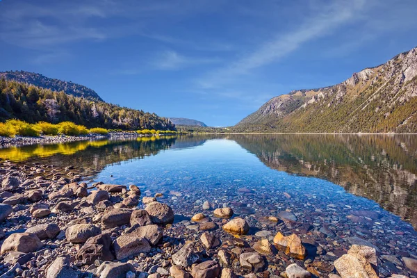 Vattnet Grunda Sjön Återspeglar Vassa Stenar Pittoreska Berg Bariloche Argentina — Stockfoto