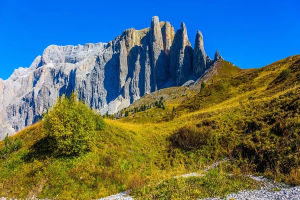 雄大な白と灰色の岩が朝日に照らされています 南石灰岩のアルプス イタリアのドロミテで最も美しいルートです アクティブと車観光の概念 — ストック写真