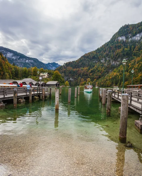 オーストリアとの国境にドイツ ベルヒテス ガーデン 有名な湖で 観光遊覧船の係留 — ストック写真