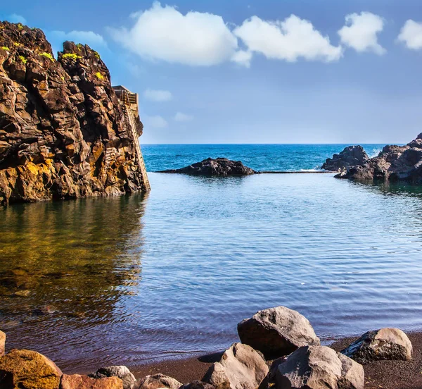 大西洋の石の海岸 滑らかな水と 小さな湾 マデイラの火山島 エキゾチックな生態学的な観光事業の概念 — ストック写真