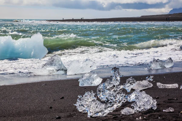 Spiaggia Con Marrone Sabbia Nera Coperta Con Frammenti Ghiaccio Concetto — Foto Stock