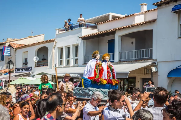 Saintes-Maries-de-la-Mer, Fransa-25 Mayıs 2015. Etnografik Turizm kavramı. Kalabalık iki heykel kutsal Maries eşlik ediyor. Provence kutsal Maries onuruna dini bayram