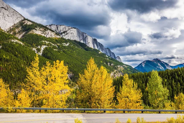 Drammatiche Nuvole Tempesta Sulle Montagne Rocciose Strada Tra Fitti Boschi — Foto Stock