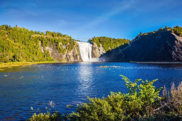 Sunny Herfstdag Het Enorme Blauwe Meer Krachtige Waterval Montmorency Montmorency — Stockfoto