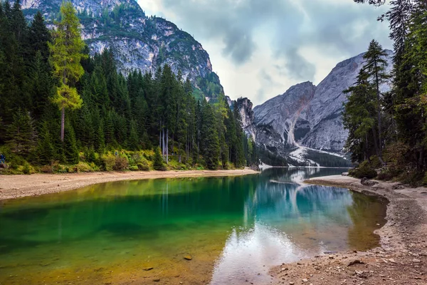 前往南蒂罗尔 漫步在风景如画的湖边 Braies 步行与生态旅游的概念 — 图库照片