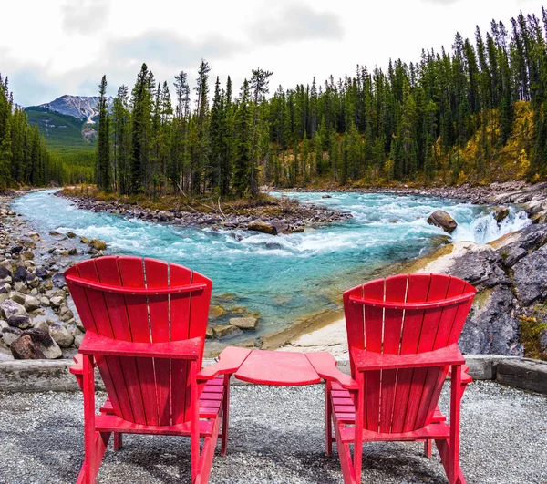 Dos Tumbonas Rojas Están Orilla Cascada Canadá Pequeña Isla Medio — Foto de Stock