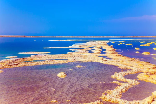 Лечебное Мертвое Море Израиль Испаренная Соль Осаждается Живописными Полосками Мелководье — стоковое фото