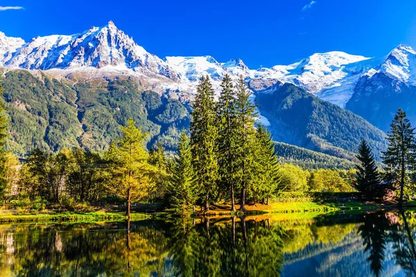 Cold Smooth Water Lake Reflect Snow Capped Mountain Peaks Alps — Stock Photo, Image